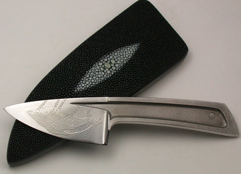 Boye Basic 2 with "Humpback Whale" Etching & Stingray Eye Sheath.